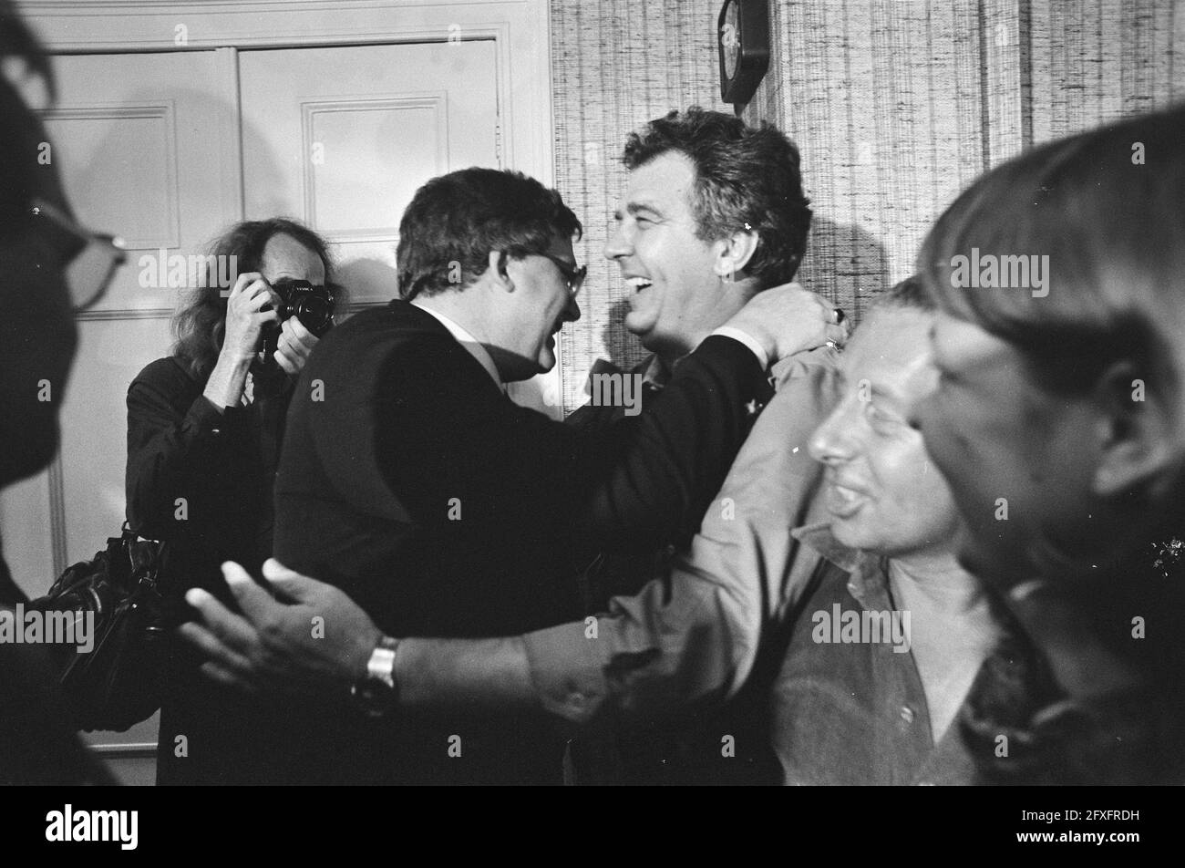 Résumé de l'arrêt contre l'Union industrielle FNV, fortement émotive FNV-Manager Henk Vos est souhaité chance avec la victoire, 6 juillet 1981, GEDING, verdicts, pays-Bas, agence de presse du xxe siècle photo, nouvelles à retenir, documentaire, photographie historique 1945-1990, histoires visuelles, L'histoire humaine du XXe siècle, immortaliser des moments dans le temps Banque D'Images