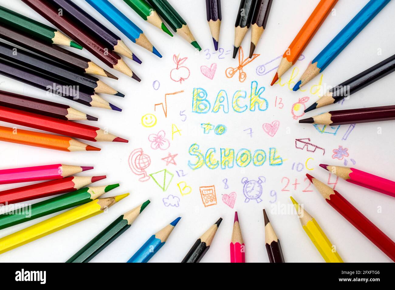 crayons avec des griboussettes pour enfants et inscription de retour à l'école Banque D'Images