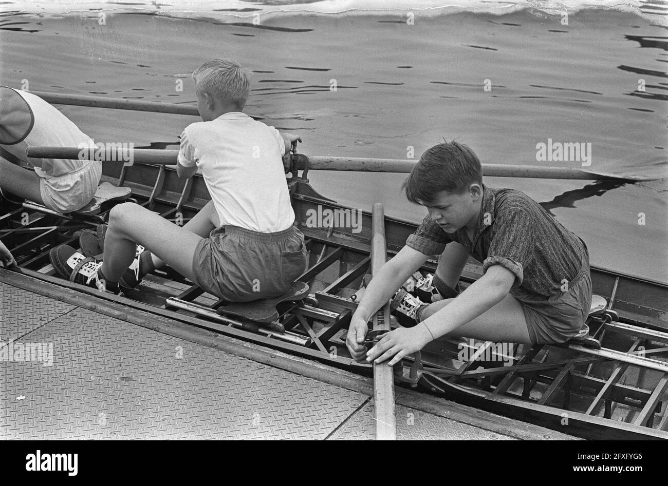 Leçons d'aviron de vacances sur la rivière Amstel près du pont Barlage pendant la saison d'aviron d'essai. La leçon commence, 19 juillet 1963, leçons d'aviron, vacances, pays-Bas, agence de presse du xxe siècle photo, nouvelles à retenir, documentaire, photographie historique 1945-1990, histoires visuelles, L'histoire humaine du XXe siècle, immortaliser des moments dans le temps Banque D'Images