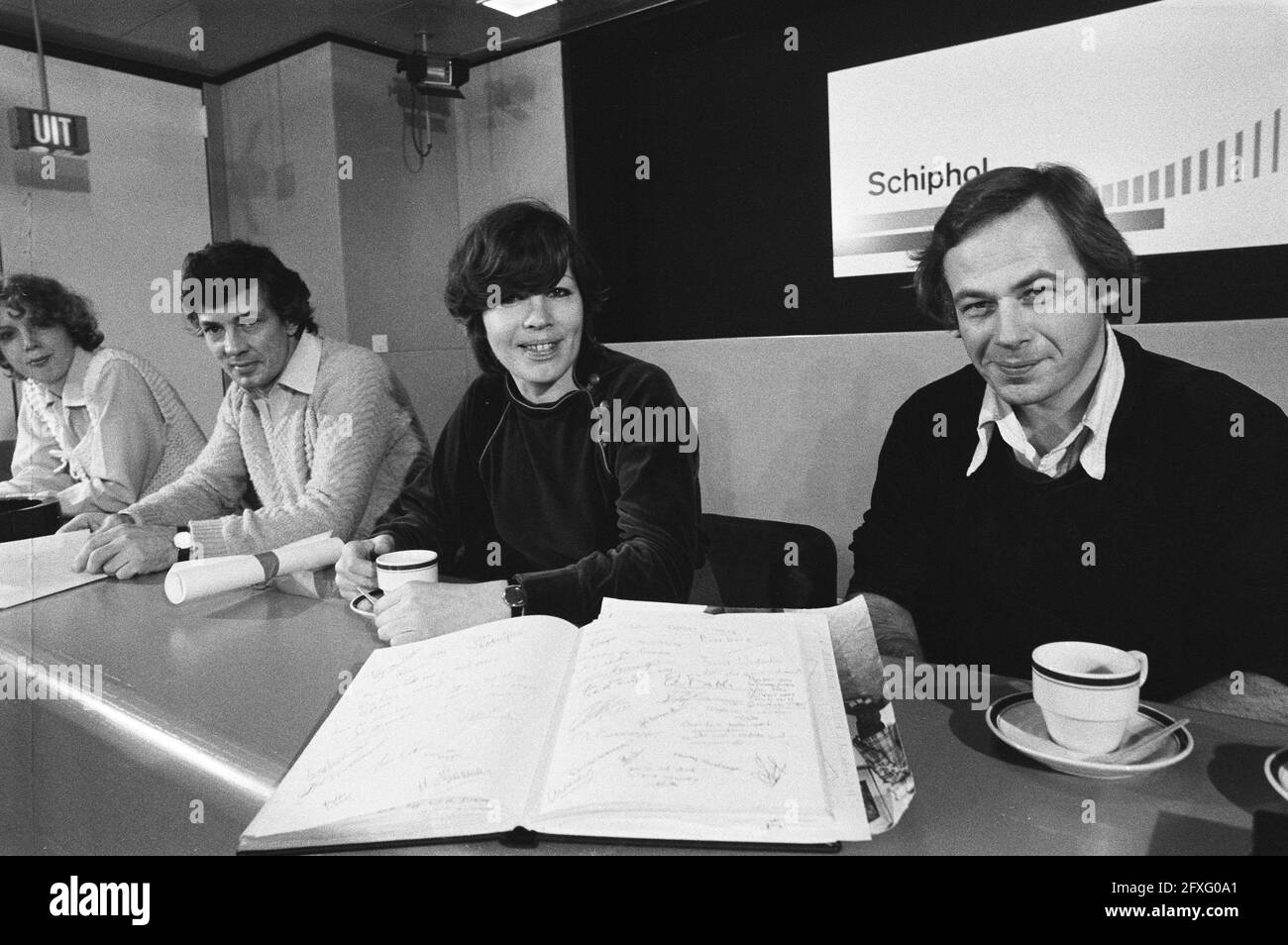 Cet après-midi, de Schiphol, une délégation de 2 personnes a quitté pour visiter le registre de condoléances de John Lennon qui avait été à Hilton pendant la parade aux flambeaux, 23 décembre 1980, PERSONNES, délégations, Pays-Bas, Agence de presse du XXe siècle photo, nouvelles à retenir, documentaire, photographie historique 1945-1990, histoires visuelles, L'histoire humaine du XXe siècle, immortaliser des moments dans le temps Banque D'Images