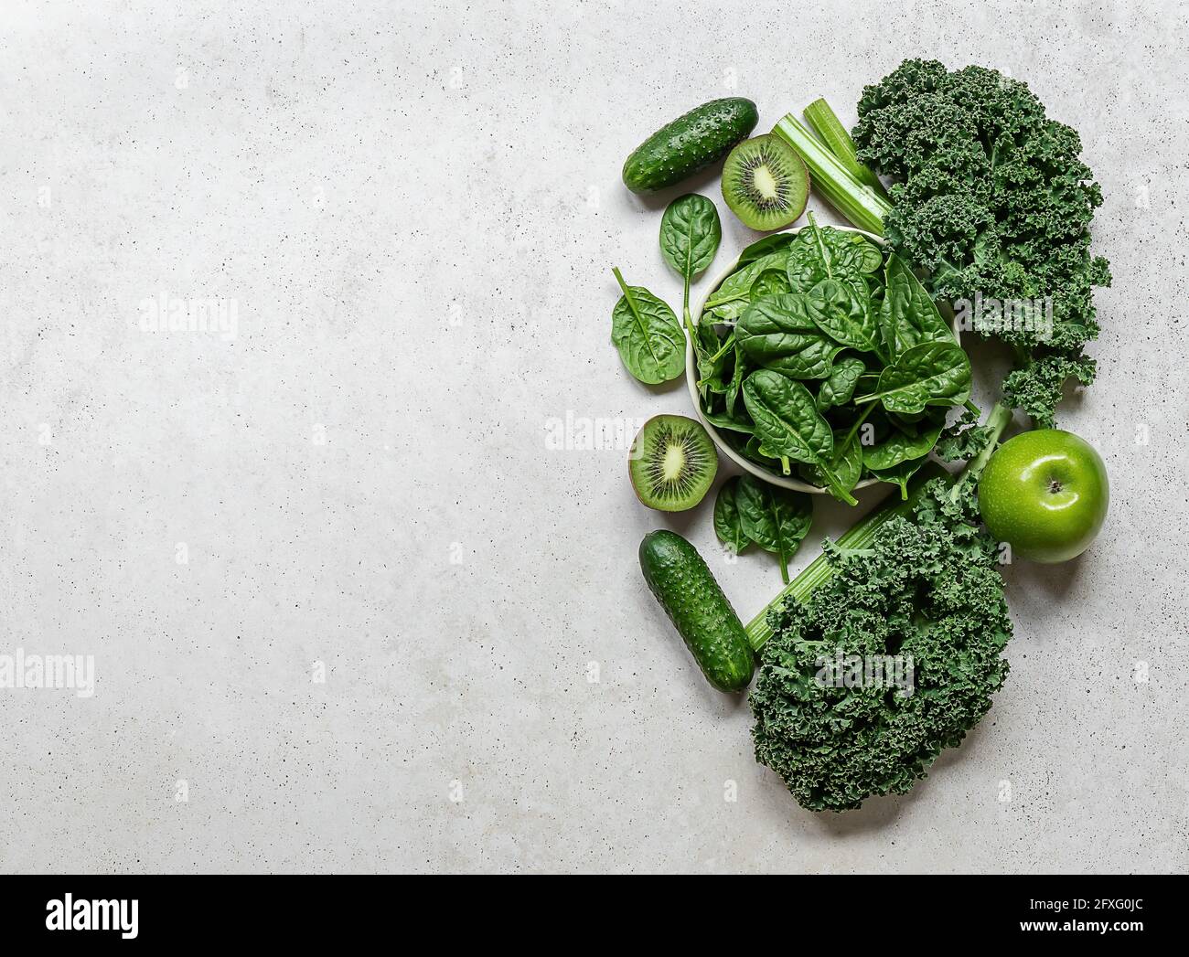 Ingrédients pour un smoothie vert sain ou une salade - superaliments, détox, régime alcalin, santé, concept alimentaire végétarien. Banque D'Images