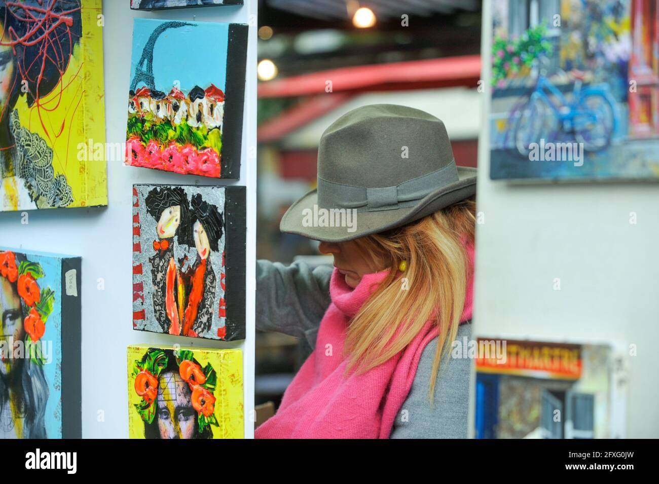 Paris, France, 29 septembre 2017 : le marché de Montmartre attire les touristes et les habitants. Banque D'Images