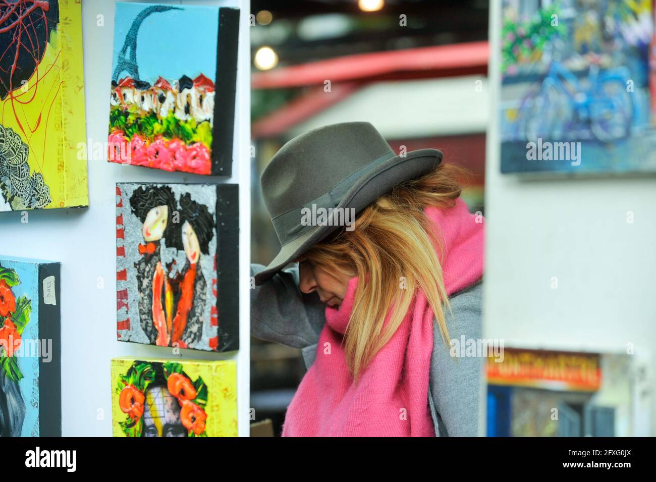Paris, France, 29 septembre 2017 : le marché de Montmartre attire les touristes et les habitants. Banque D'Images