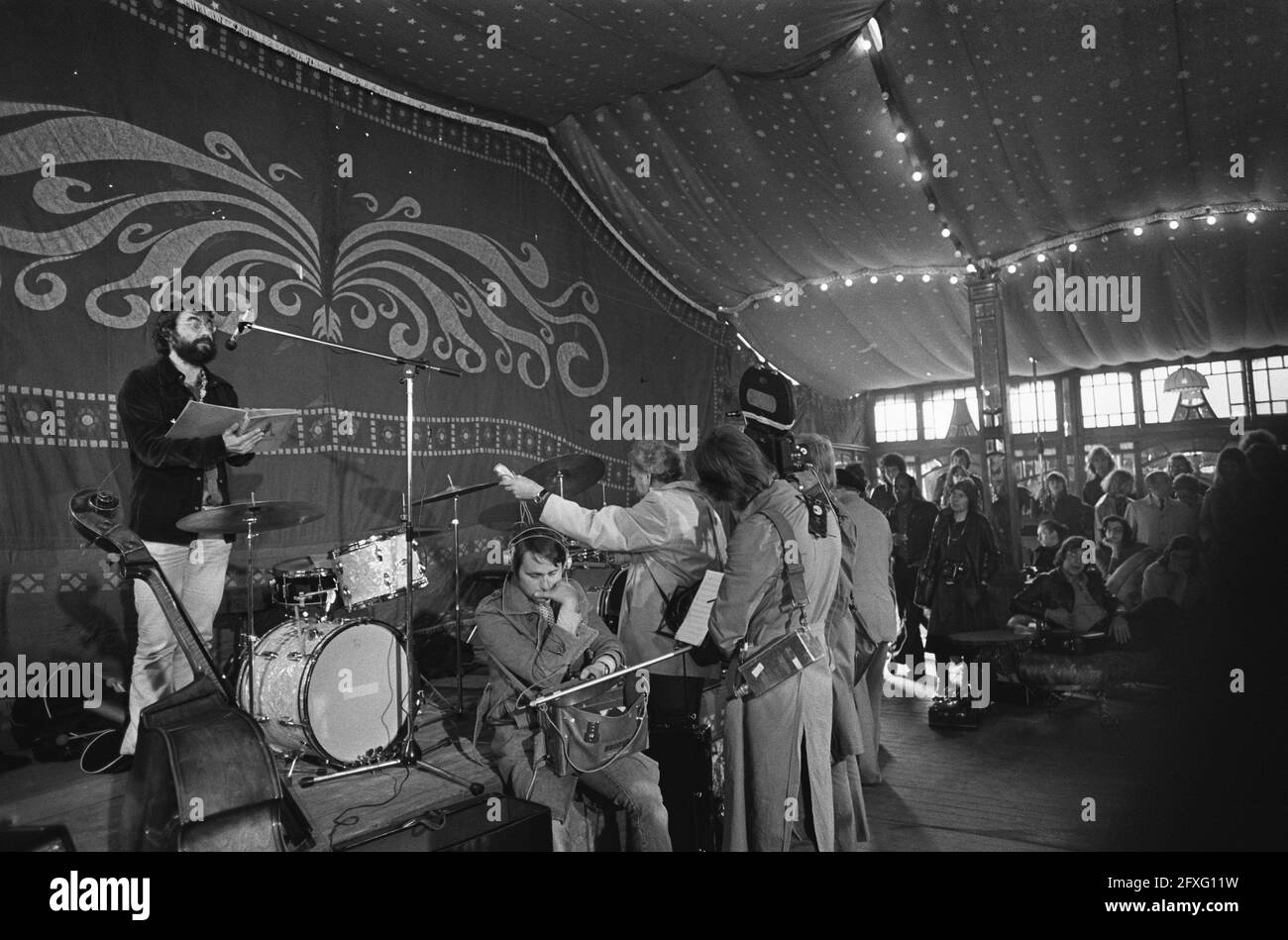 Van Duijn (à l'extrême gauche) lit un conte de fées, 23 mai 1975, manifestations, aldermen, Pays-Bas, Agence de presse du XXe siècle photo, nouvelles à retenir, documentaire, photographie historique 1945-1990, histoires visuelles, L'histoire humaine du XXe siècle, immortaliser des moments dans le temps Banque D'Images