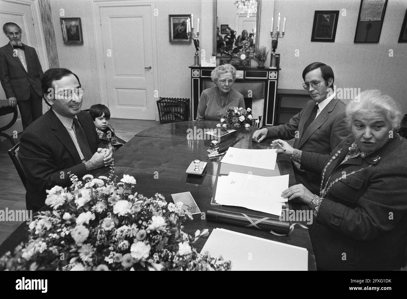 De gauche à droite Jorge Guillermo, Bernardo, Princesse Juliana, Unknown, Maire vos-van Gortel, 13 octobre 1981, déclarations, maires, princesses, Mairie, pays-Bas, agence de presse du XXe siècle photo, news to remember, documentaire, photographie historique 1945-1990, histoires visuelles, L'histoire humaine du XXe siècle, immortaliser des moments dans le temps Banque D'Images