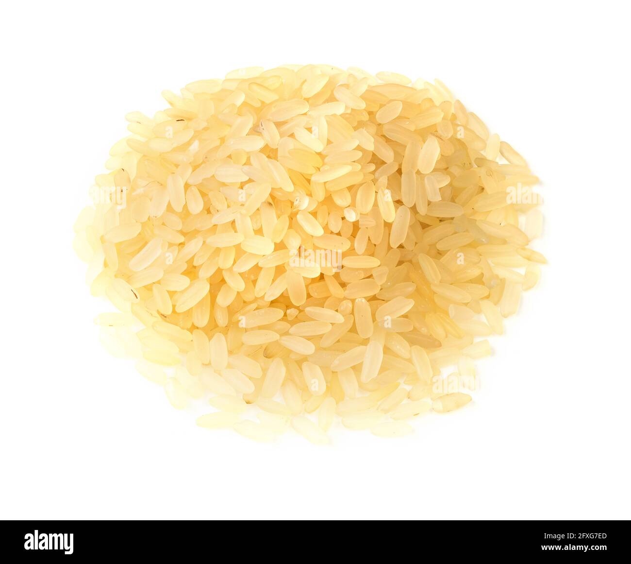 une poignée de riz étuvé brut sur fond blanc Banque D'Images