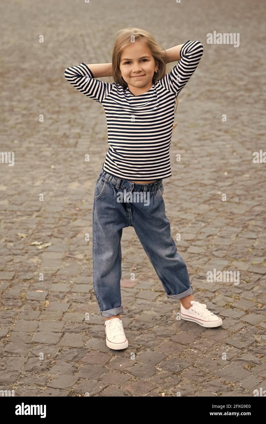 Le style et la posture qui attirent l'attention de chacun. Petit enfant  vêtements décontractés à l'extérieur. Mode fille style. Magasin pour bébé. Vêtements  pour enfants. Mode Photo Stock - Alamy