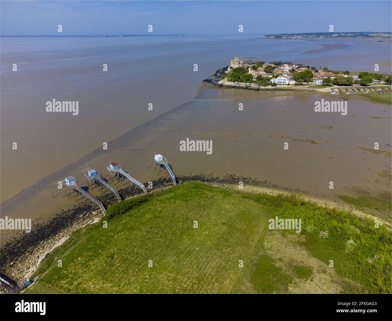 Vue aérienne, chalet de pêche typique sur une jetée avec un filet à Talmon dans l'estuaire de la Gironde sur la côte ouest de la France Banque D'Images