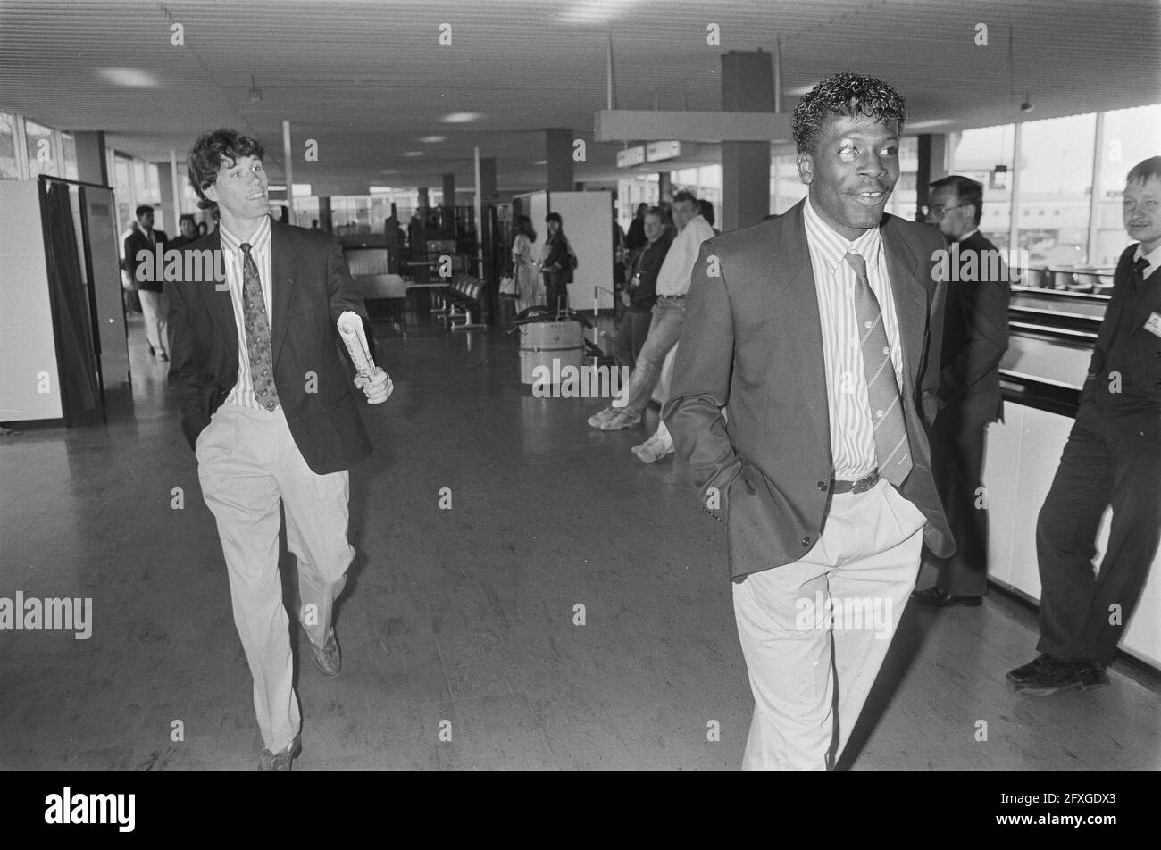 Départ d'Ajax à Athènes pour la coupe d'Europe III contre Lokomotiv Leipzig, Marco van Basten (l) et Stanley Menzo à l'aéroport de Schiphol, 11 mai 1987, sports, football, Matches, pays-Bas, agence de presse du XXe siècle photo, news to remember, documentaire, photographie historique 1945-1990, histoires visuelles, L'histoire humaine du XXe siècle, immortaliser des moments dans le temps Banque D'Images