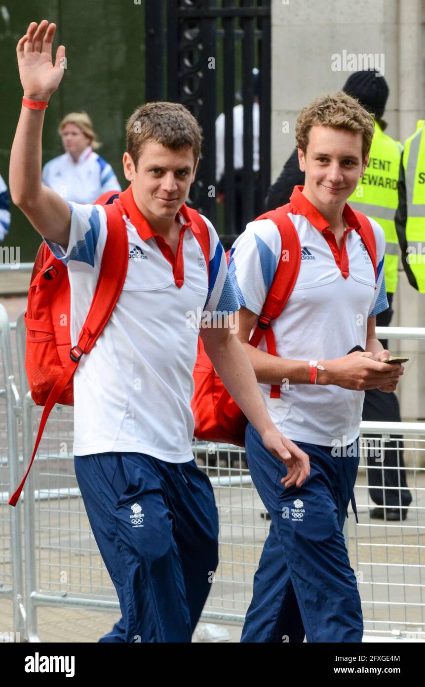 Frères Brownlee avec les Olympiens de l'équipe GB quittant Buckingham Palace après le défilé de la victoire. Jeux olympiques de Londres 2012. Alistair et Jonathan Brownlee Banque D'Images