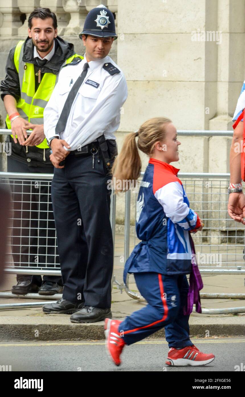 Ellie Simmonds de Team GB Olympiens quittant Buckingham Palace après le défilé de la victoire. Jeux olympiques de Londres 2012. Un policier regarde vers le bas Banque D'Images