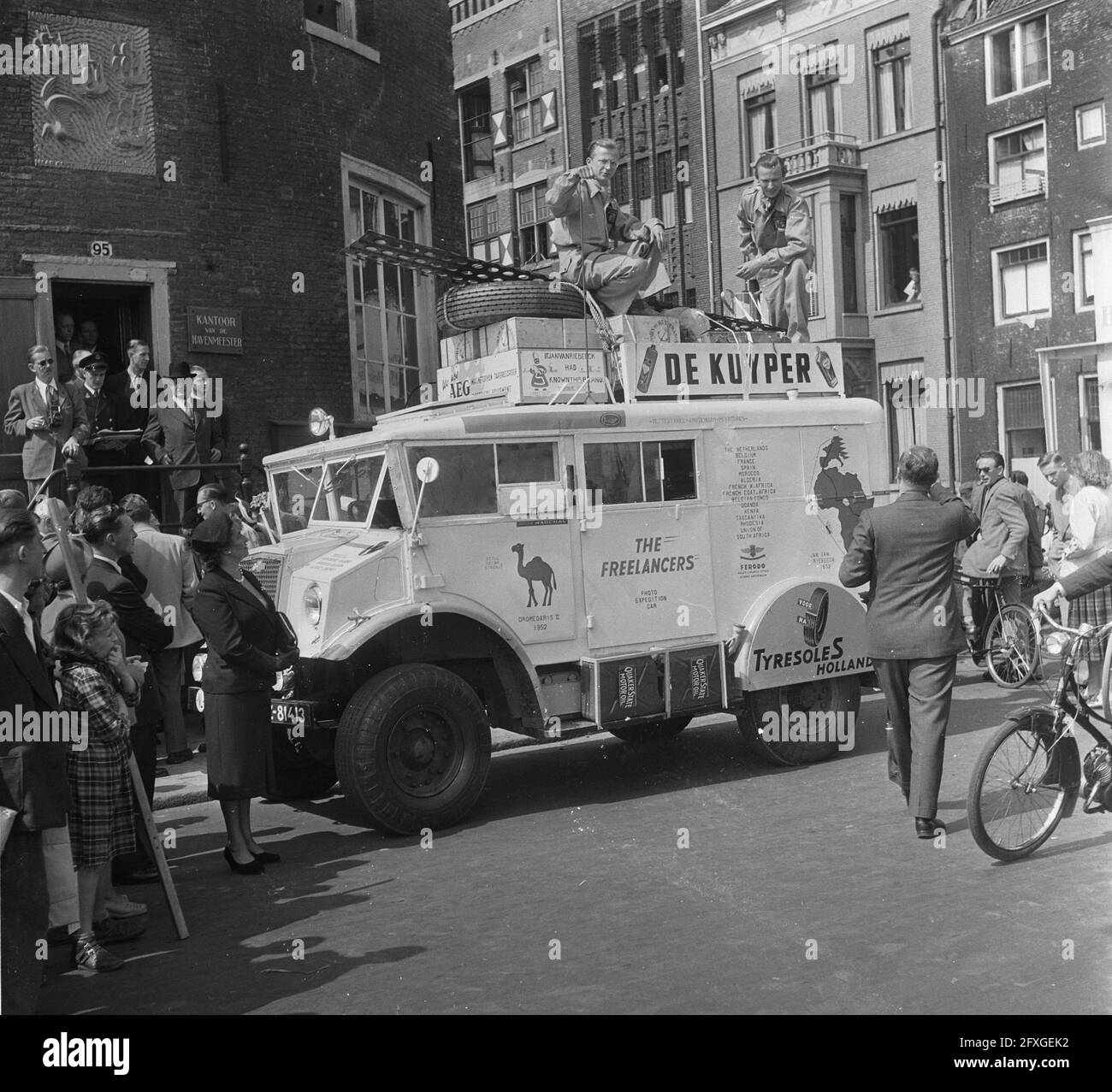 Départ de l'expédition du Cap au départ d'Amsterdam. Dromadaire II avec le voyageur commercial Karei Kramer (25) au volant et l'auto-ingénieur Jan Helms (28), traverser le toit du camion de la jungle, sur le belvédère, A commencé à exactement un quart de onze de la Prins Hendrikkade pour leur voyage aventureux et commercial de 3 maars à l'Union de l'Afrique du Sud., 14 mai 1952, expéditions, pays-Bas, agence de presse du XXe siècle photo, news to Remember, documentaire, photographie historique 1945-1990, histoires visuelles, L'histoire humaine du XXe siècle, immortaliser des moments dans le temps Banque D'Images