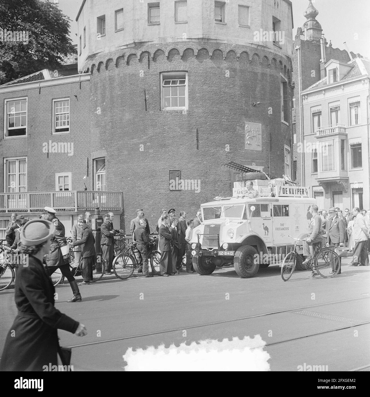 Départ de l'expédition du Cap au départ d'Amsterdam. Dromadaire II avec le voyageur commercial Karei Kramer (25) au volant et l'auto-ingénieur Jan Helms (28), traverser le toit du camion de la jungle, sur le belvédère, Commencé à exactement un quart passé onze de la Prins Hendrikkade pour leur voyage aventureux et commercial de 3 maars à l'Union de l'Afrique du Sud., 14 mai 1952, expéditions, pays-Bas, agence de presse du xxe siècle photo, nouvelles à retenir, documentaire, photographie historique 1945-1990, histoires visuelles, L'histoire humaine du XXe siècle, immortaliser des moments dans le temps Banque D'Images