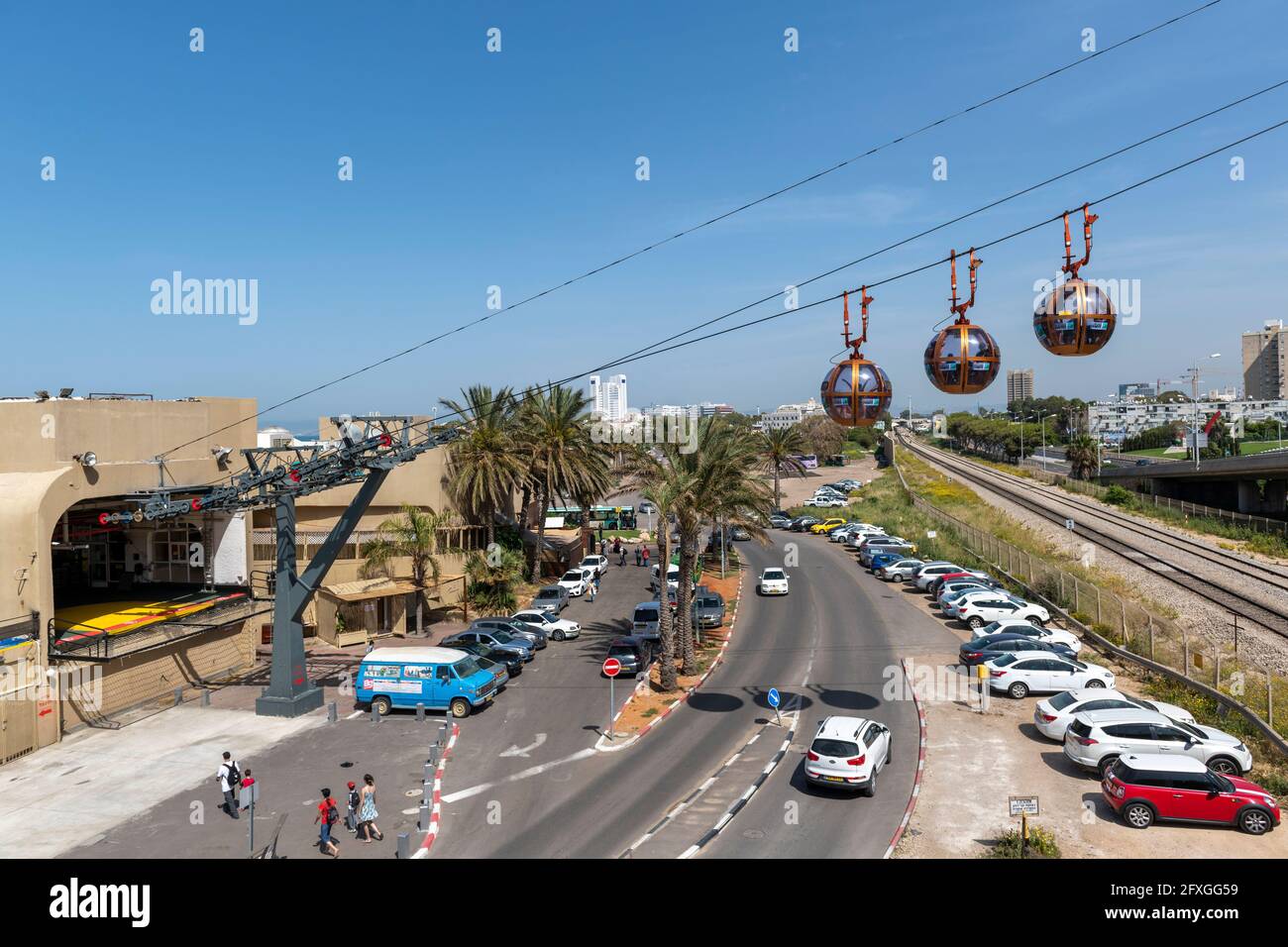 Vue sur la baie, le centre-ville et le téléphérique. La ligne va de la promenade Bat Galim au point d'observation Stella Maris au sommet du Mont Carmel.Haifa Banque D'Images