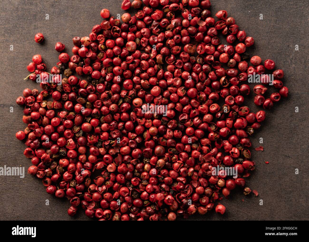 mise au point sélective. arrière-plan alimentaire. pois au poivre rouge. épices naturelles pour les plats. vue du dessus, avec des ombres profondes. texture. macro, espace d'imitation Banque D'Images