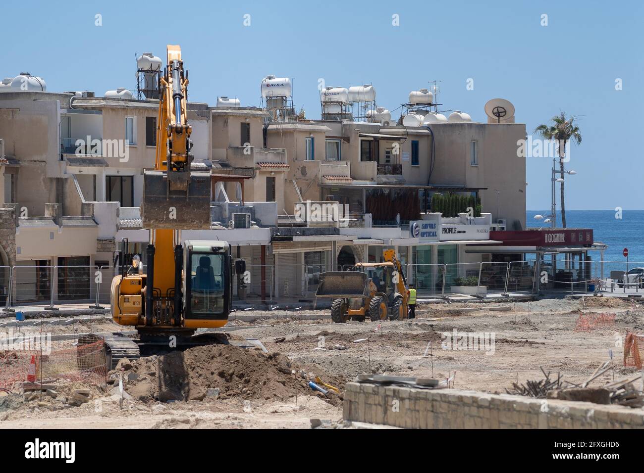 11 mai 2021 Chypre, Paphos. Travaux de construction avec du matériel de construction et des ouvriers de rénovation routière dans la ville près du port. Travaux de construction de routes Banque D'Images