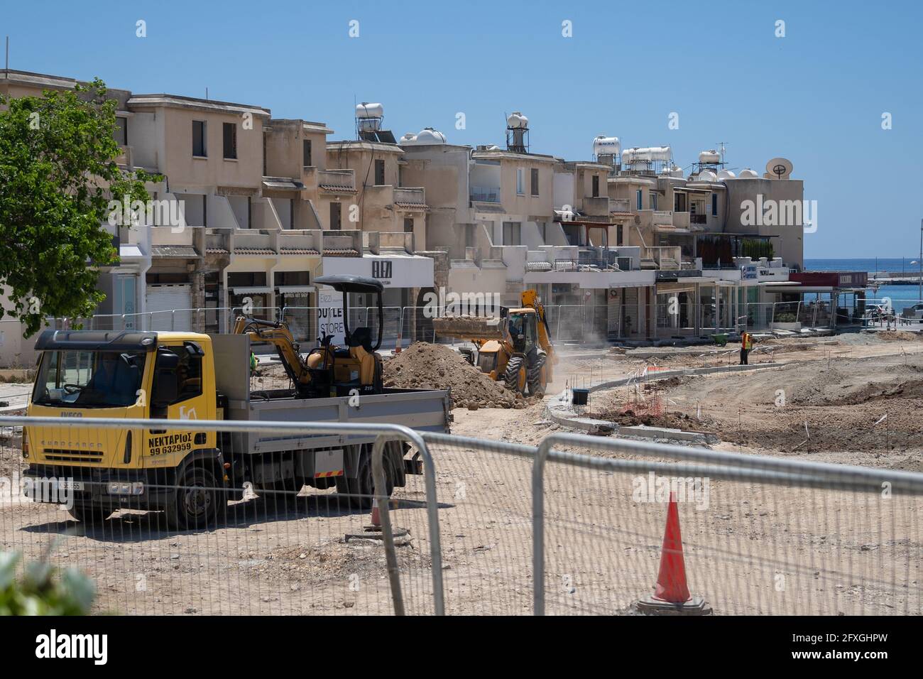 11 mai 2021 Chypre, Paphos. Travaux de construction avec du matériel de construction et des ouvriers de rénovation routière dans la ville près du port. Travaux de construction de routes Banque D'Images