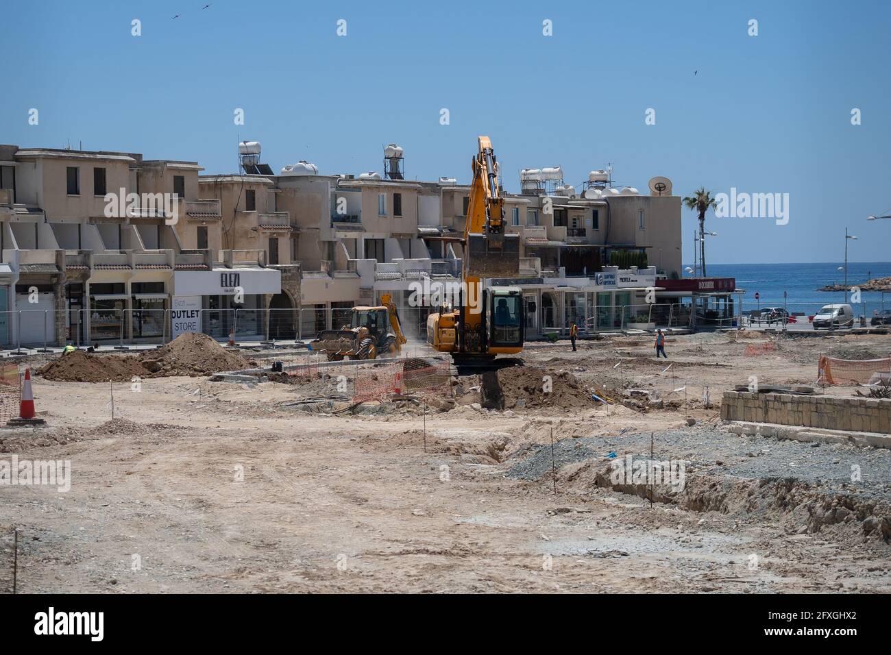 11 mai 2021 Chypre, Paphos. Travaux de construction avec du matériel de construction et des ouvriers de rénovation routière dans la ville près du port. Travaux de construction de routes Banque D'Images