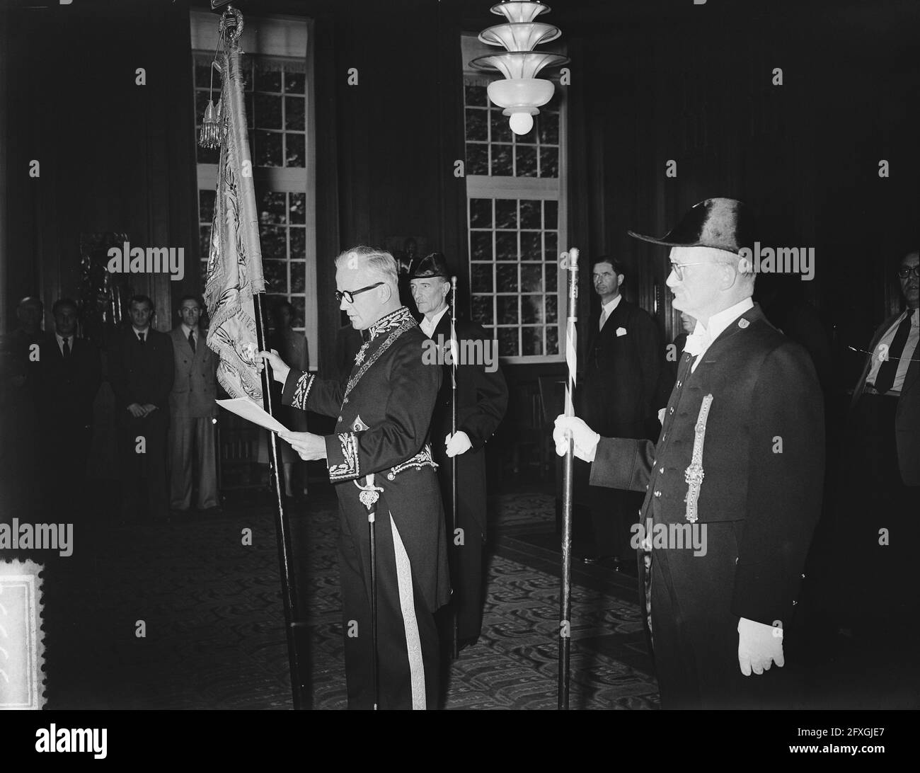 Le Vice-amiral Rost van Tonningen présente la bannière de l'infanterie du 7e Régiment au Maire d'Ailly dans la salle du conseil de l'Hôtel de ville d'Amsterdam au nom de la Reine. Discours du maire d'Ailly, le 12 septembre 1953, offres, maires, Armée, militaire, officiers, bannières, pays-Bas, agence de presse du xxe siècle photo, nouvelles à retenir, documentaire, photographie historique 1945-1990, histoires visuelles, L'histoire humaine du XXe siècle, immortaliser des moments dans le temps Banque D'Images
