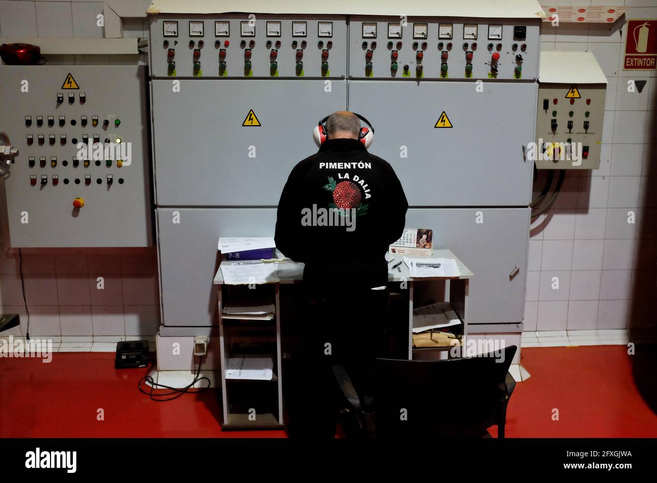 Un ouvrier contrôlant les machines à l'usine de la Dalia, l'un des plus grands producteurs de pimentón de la Vera. Jaraíz de la Vera, Cáceres. Banque D'Images