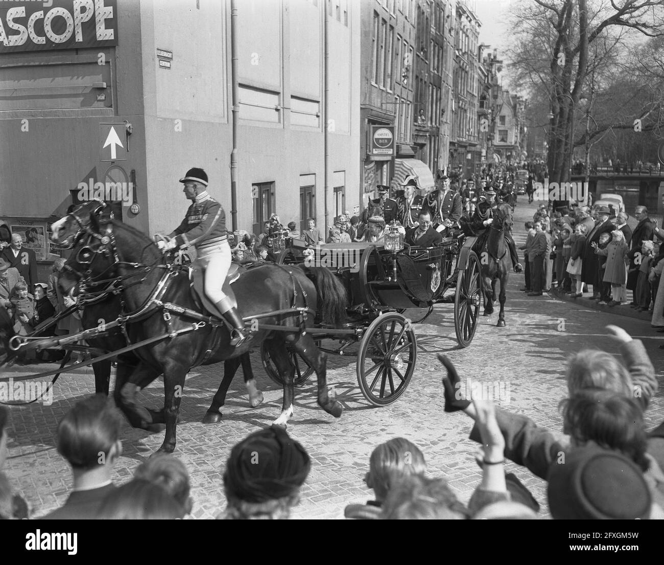 Quatrième et cinquième journée visite royale tour en calèche Jordanie et quartier des hommes d'État, 22 avril 1956, visites royales, visites en calèche, Calèches, pays-Bas, Agence de presse du XXe siècle photo, nouvelles à retenir, documentaire, photographie historique 1945-1990, histoires visuelles, L'histoire humaine du XXe siècle, immortaliser des moments dans le temps Banque D'Images