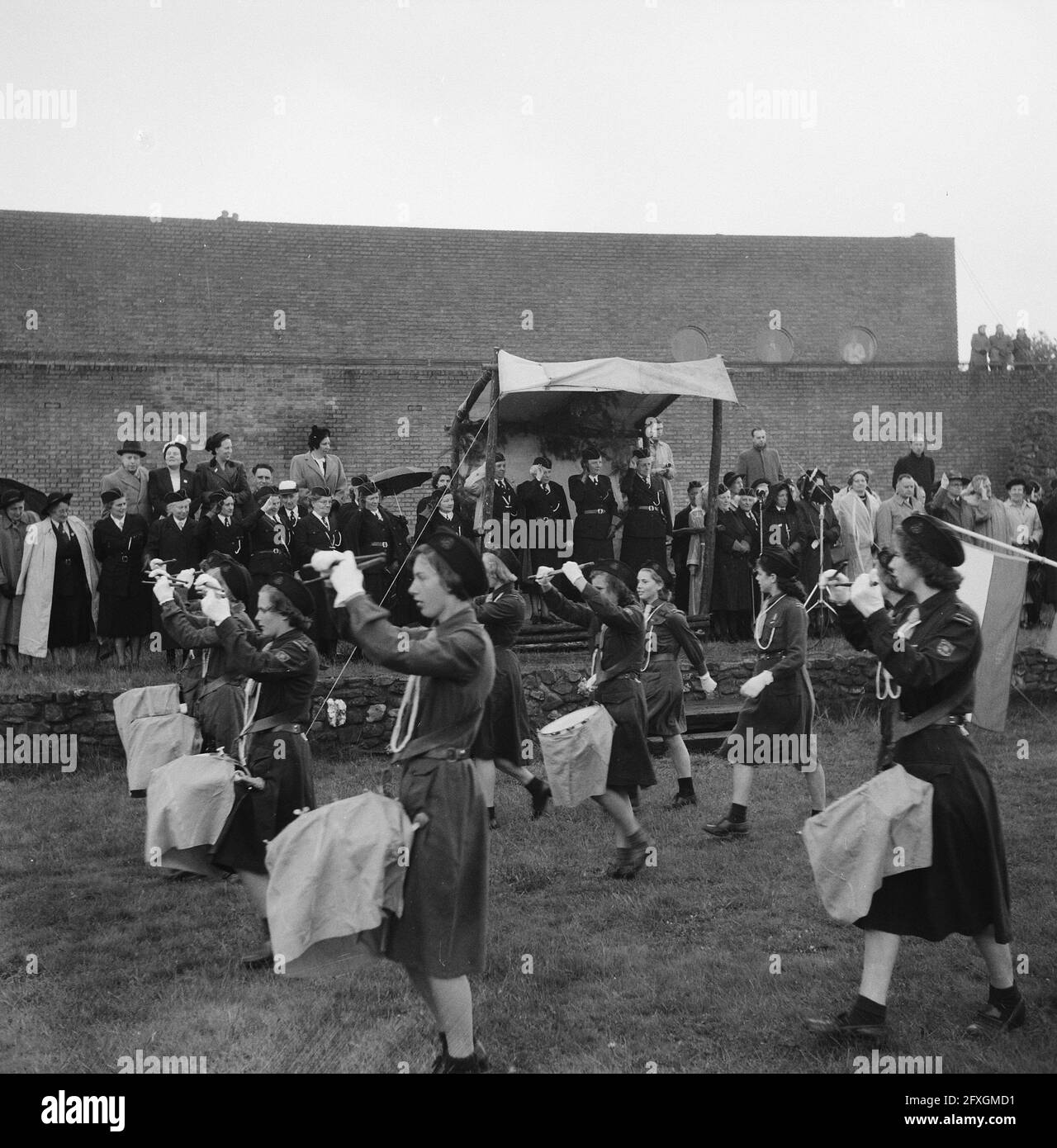 Celebration Du 35e Anniversaire De N P G Dutch Scouts Guild Jubeldag Au Goudsberg A Lunteren La Patronne Reine Juliana Participe Au Defile Le 1er Mai Photo Stock Alamy