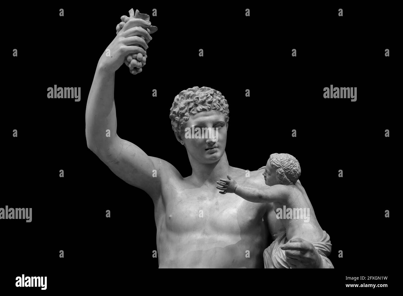 Statue de Dionysos ou de Bacchus avec bouquet de raisins isolés sur le noir Banque D'Images