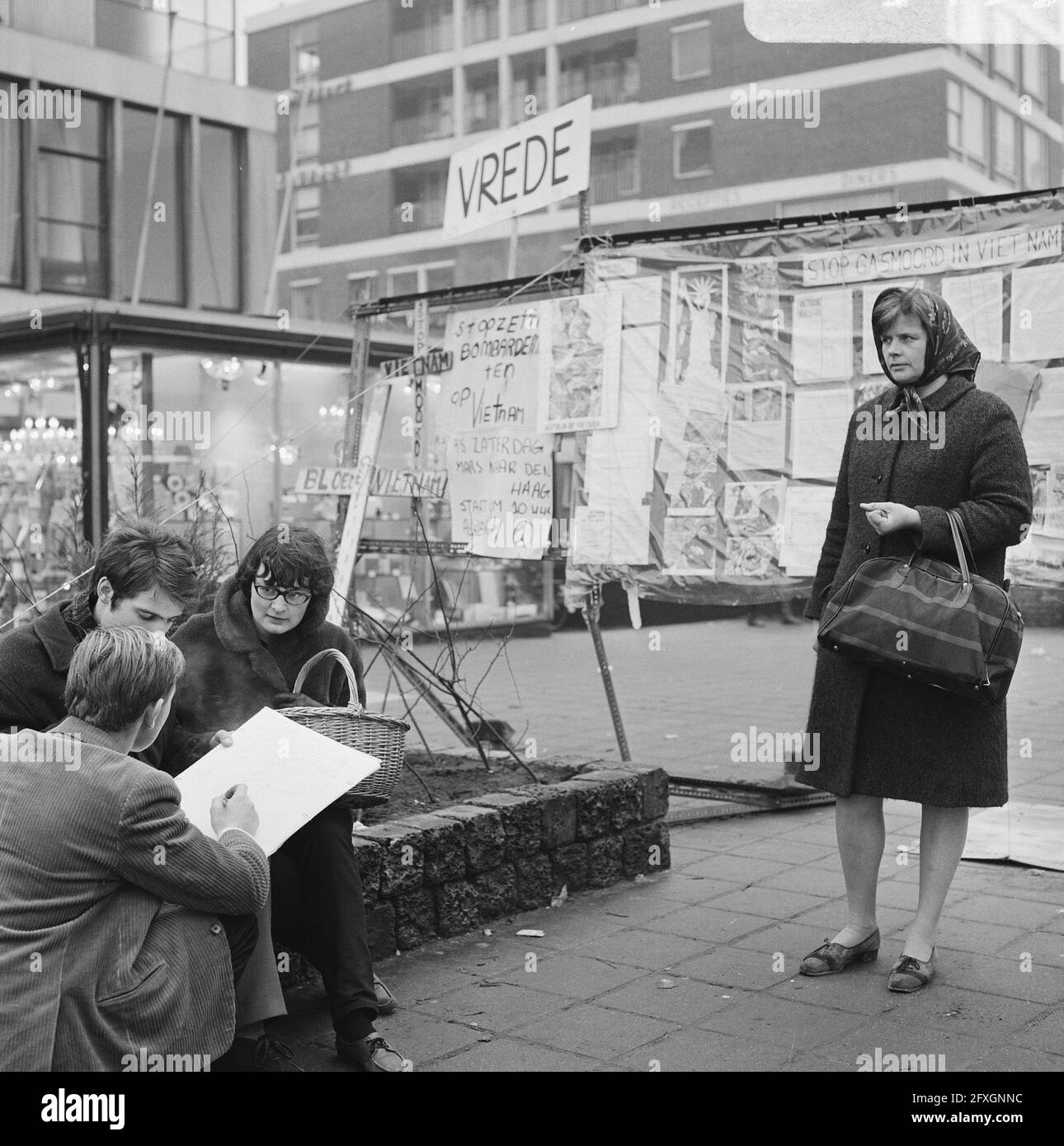 Démonstration au Vietnam à Rotterdam. Ici au consulat américain à Hoogstraat, 22 décembre 1967, CONSULATS, pays-Bas, agence de presse du xxe siècle photo, nouvelles à retenir, documentaire, photographie historique 1945-1990, histoires visuelles, L'histoire humaine du XXe siècle, immortaliser des moments dans le temps Banque D'Images