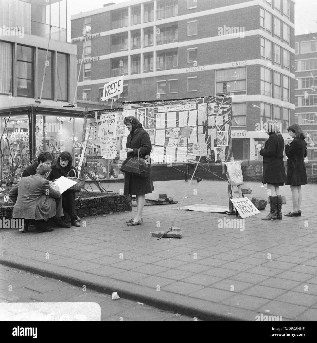 Démonstration au Vietnam à Rotterdam. Ici au consulat américain à Hoogstraat, 22 décembre 1967, CONSULATS, pays-Bas, agence de presse du xxe siècle photo, nouvelles à retenir, documentaire, photographie historique 1945-1990, histoires visuelles, L'histoire humaine du XXe siècle, immortaliser des moments dans le temps Banque D'Images