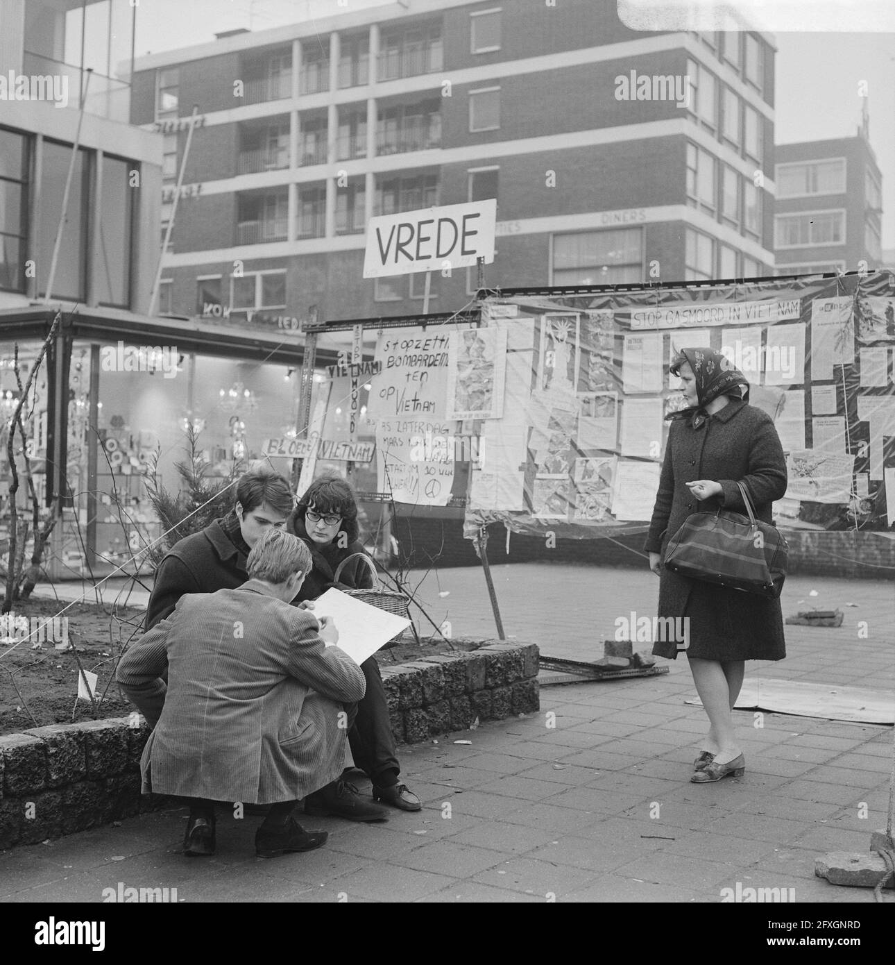 Démonstration au Vietnam à Rotterdam. Ici au consulat américain à Hoogstraat, 22 décembre 1967, CONSULATS, pays-Bas, agence de presse du xxe siècle photo, nouvelles à retenir, documentaire, photographie historique 1945-1990, histoires visuelles, L'histoire humaine du XXe siècle, immortaliser des moments dans le temps Banque D'Images