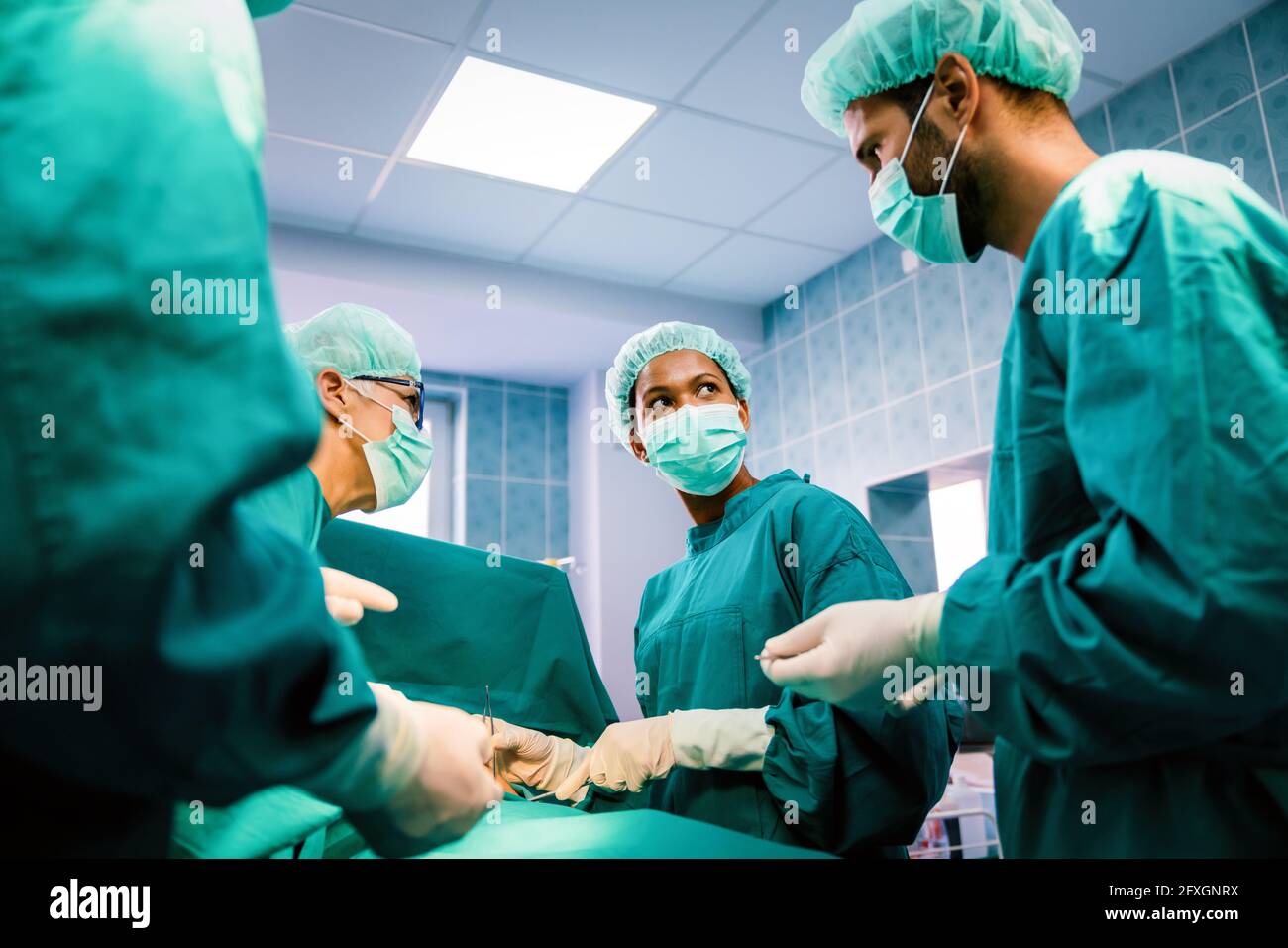 Fonctionnement de l'équipe de chirurgie dans une salle chirurgicale Banque D'Images Fonctionnement de l'équipe de chirurgie dans une salle chirurgicale Banque D'Images