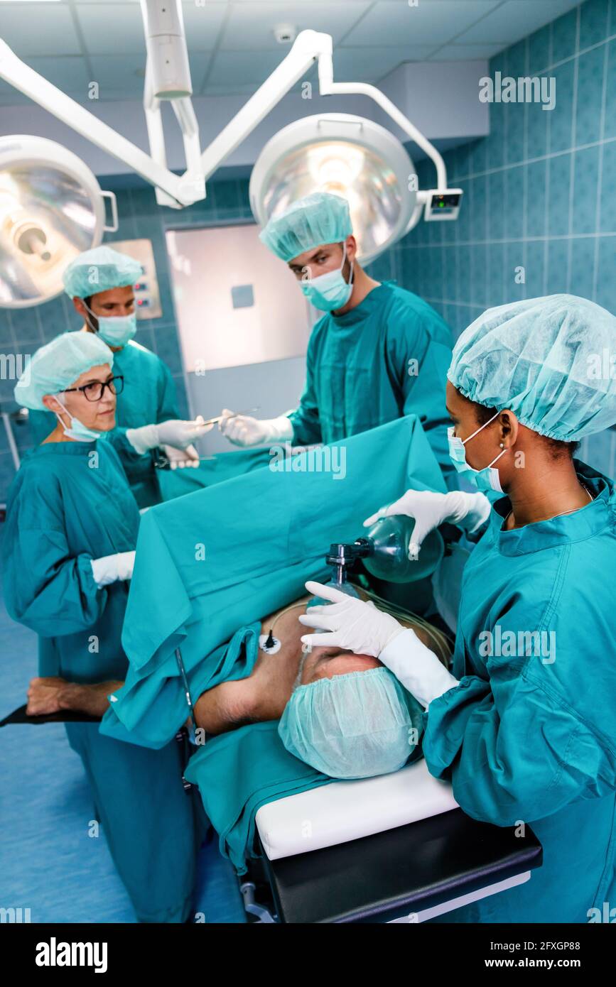 Fonctionnement de l'équipe de chirurgie dans une salle chirurgicale Banque D'Images Fonctionnement de l'équipe de chirurgie dans une salle chirurgicale Banque D'Images
