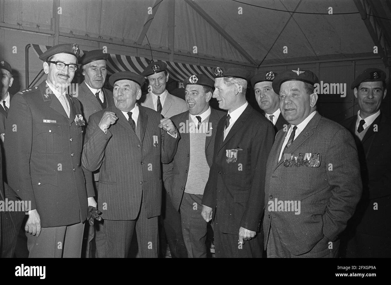 Vingt-cinq ans de troupes du corps de commandement, capitaine b.d. P. J. Mulders (à droite) avec certains des hommes de la première heure, 31 mars 1967, TROUPES DE COMMANDEMENT, anniversaires, Pays-Bas, Agence de presse du XXe siècle photo, nouvelles à retenir, documentaire, photographie historique 1945-1990, histoires visuelles, L'histoire humaine du XXe siècle, immortaliser des moments dans le temps Banque D'Images