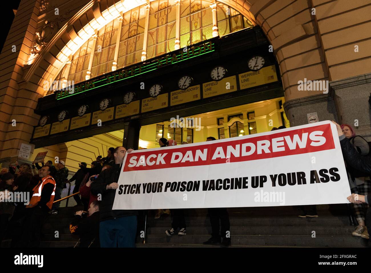 Melbourne, Australie 27 mai 2021, un manifestant tient une bannière de sac dan andrews lors d'un rassemblement rapide de manifestants anti-verrouillage devant la gare de Flinders Street à Melbourne, où les manifestants expriment leur opinion sur le confinement de 7 jours qui doit commencer ce soir à minuit. Crédit : Michael Currie/Alay Live News Banque D'Images