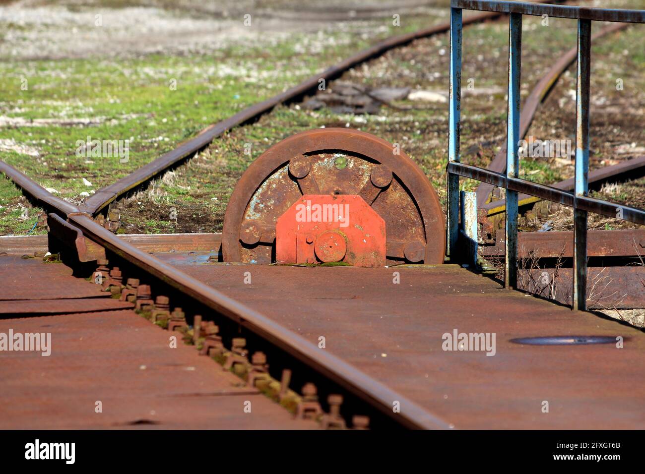 Ancienne couronne de chemin de fer rouillée ou roue dentée de passage de roue montée sur le côté des voies ferrées utilisées pour tourner le matériel roulant ou les locomotives ou les wagons de chemin de fer Banque D'Images