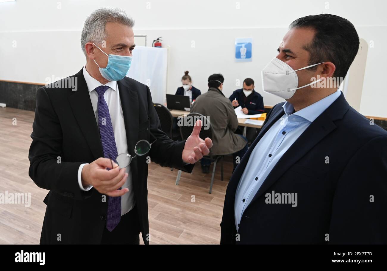 27 mai 2021, Hessen, Francfort-sur-le-main: Peter Feldmann (SPD, l), Lord Mayor of the City of Frankfurt am main, s'entretient avec Ahmad Foaad Tajik, Président du Conseil, au centre culturel de la mosquée Imam Sadjad dans le district de Fechenheim, qui a été fondé par des Afghans de la région Rhin-main. Sur trois jours consécutifs, près de 200 personnes seront vaccinées quotidiennement dans le centre culturel par une équipe mobile de vaccination de Malteser Hilfsdienst. La campagne de vaccination dans la mosquée fait partie des stratégies de la ville de Francfort pour un taux élevé de vaccination. Photo: Arne Dedert/dpa/POOL/dpa Banque D'Images