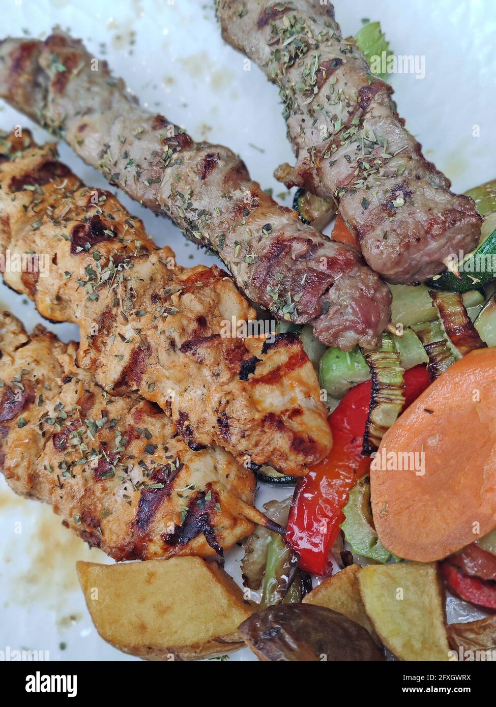 Cuisine traditionnelle grecque avec viande et légumes dans une assiette bleue cuisine tendance décor moderne impressions de haute qualité Banque D'Images