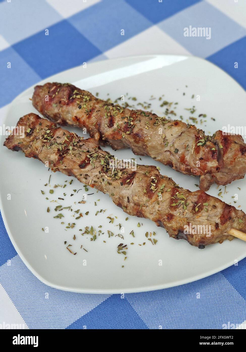 Cuisine traditionnelle grecque avec viande et légumes dans une assiette bleue cuisine tendance décor moderne impressions de haute qualité Banque D'Images