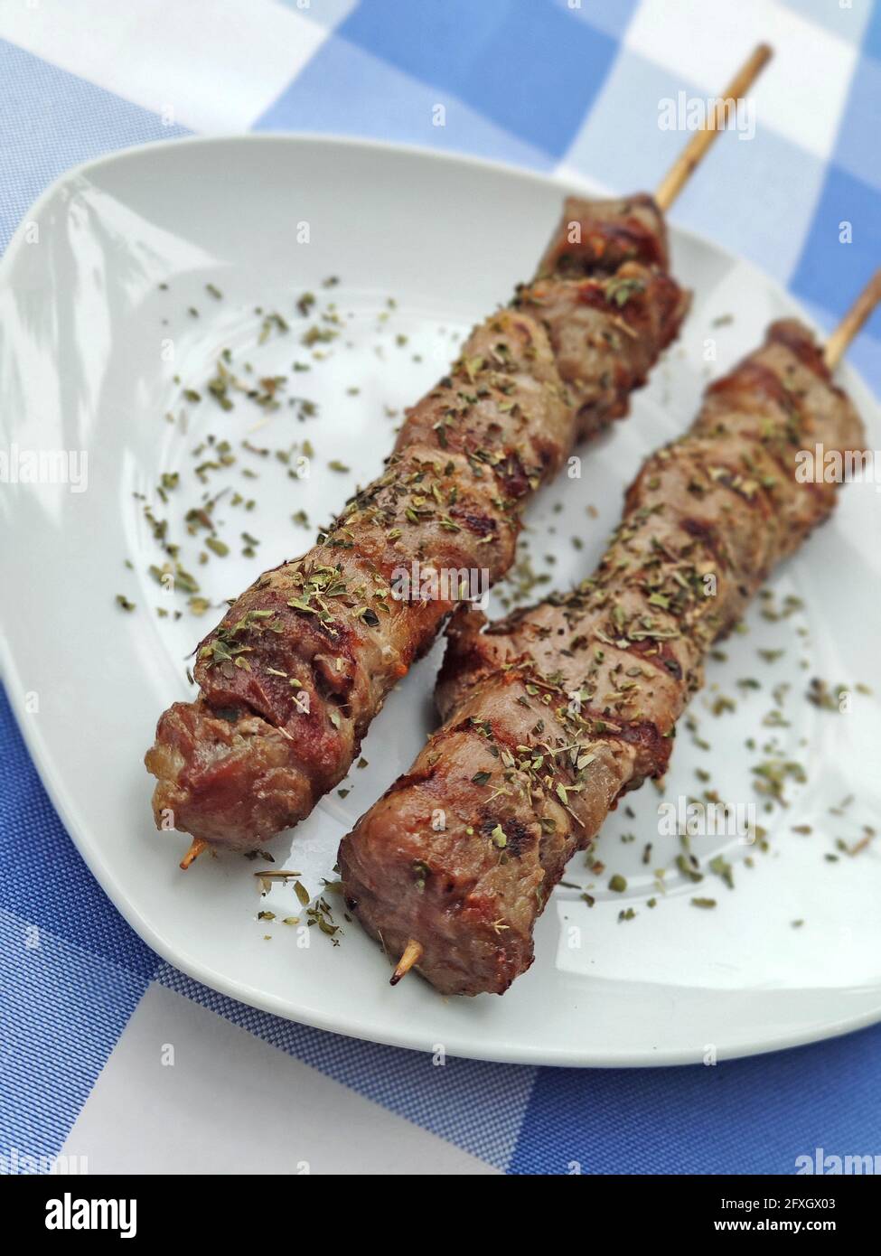 Cuisine traditionnelle grecque avec viande et légumes dans une assiette bleue cuisine tendance décor moderne impressions de haute qualité Banque D'Images
