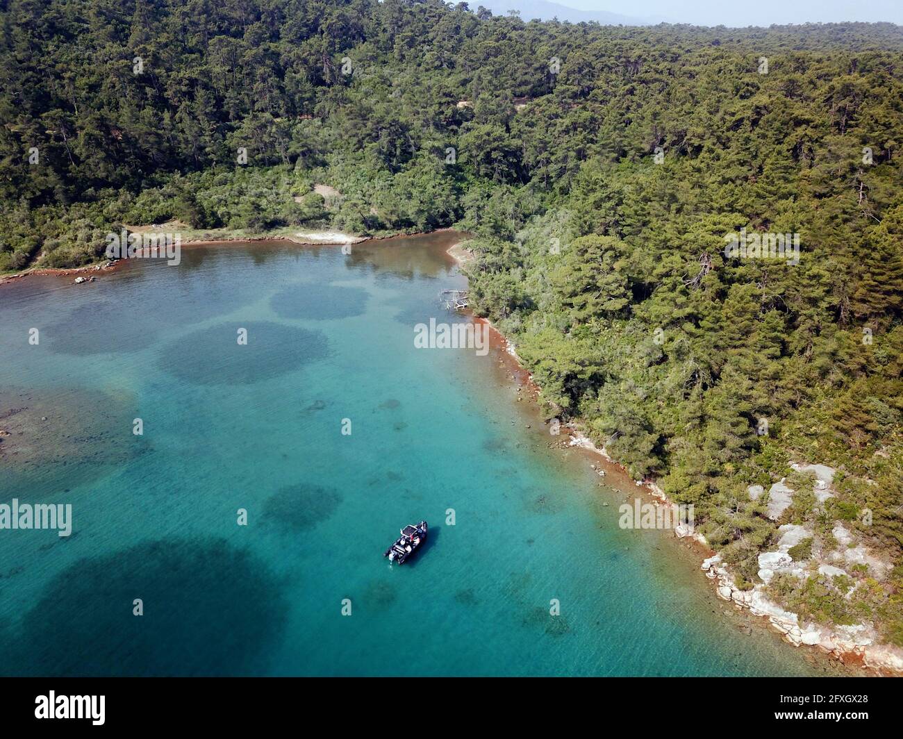 Vue aérienne d'une crique isolée dans la zone protégée de l'environnement spécial de la baie de Gokova, Marmaris Turquie. Banque D'Images