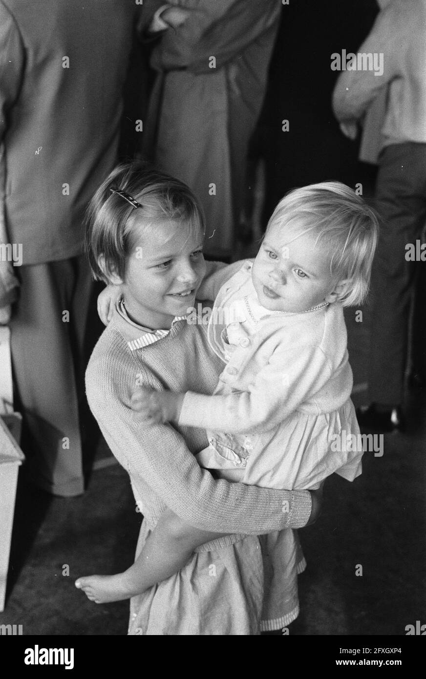 Réfugiés du Congo à l'aéroport de Schiphol (enfants), 12 juillet 1960, enfants, réfugiés, Pays-Bas, Agence de presse du XXe siècle photo, nouvelles à retenir, documentaire, photographie historique 1945-1990, histoires visuelles, L'histoire humaine du XXe siècle, immortaliser des moments dans le temps Banque D'Images