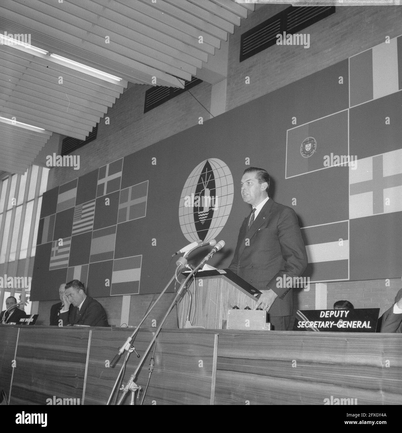 Le symposium alimentaire a été ouvert à la RAI par le Premier ministre m.. G. M. MARIJNEN . Ministre Biesheuvel lors de son discours d'introduction, le 11 novembre 1963, Premier ministre des pays-Bas, agence de presse du xxe siècle photo, nouvelles à retenir, documentaire, photographie historique 1945-1990, histoires visuelles, L'histoire humaine du XXe siècle, immortaliser des moments dans le temps Banque D'Images