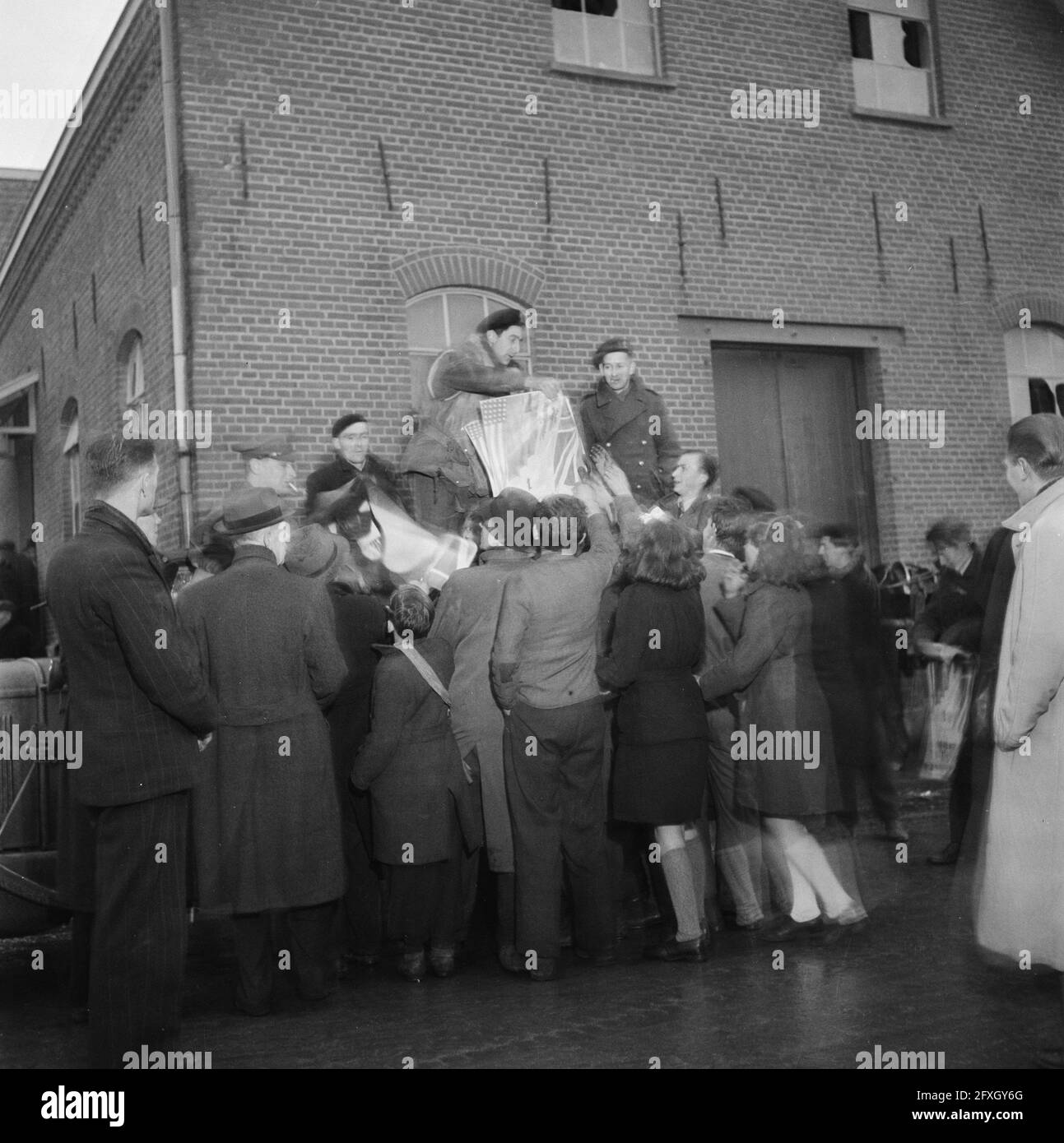 Approvisionnement alimentaire à Venlo immédiatement après la libération, mars 1945, Seconde Guerre mondiale, approvisionnement alimentaire, pays-Bas, agence de presse du xxe siècle photo, nouvelles à retenir, documentaire, photographie historique 1945-1990, histoires visuelles, L'histoire humaine du XXe siècle, immortaliser des moments dans le temps Banque D'Images