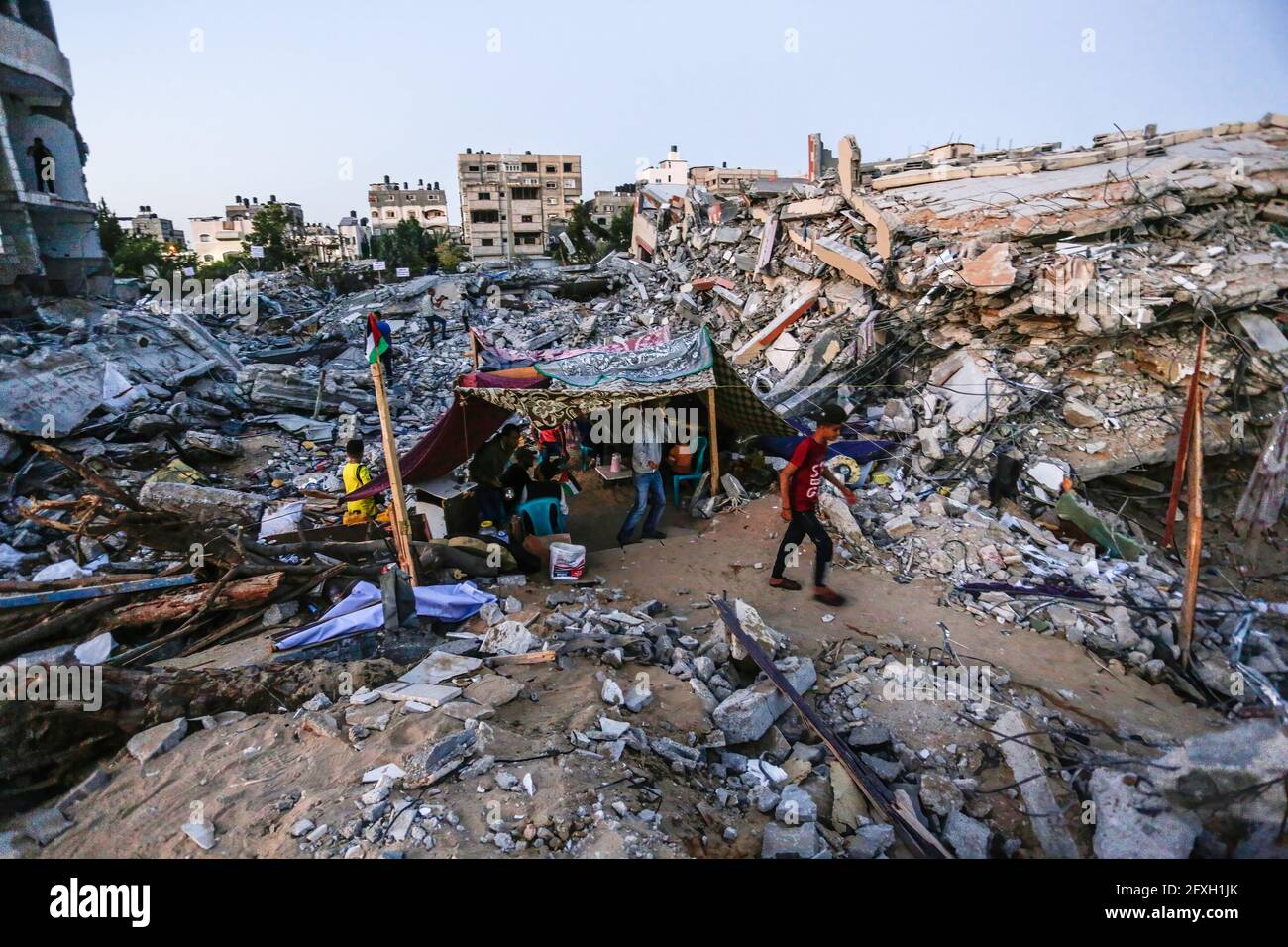 Palestiniens vus à l'intérieur d'une tente par les décombres de leur maison  détruite dans la ville de Beit Hanoun à la suite des frappes aériennes  israéliennes à Gaza. Les familles palestiniennes ont