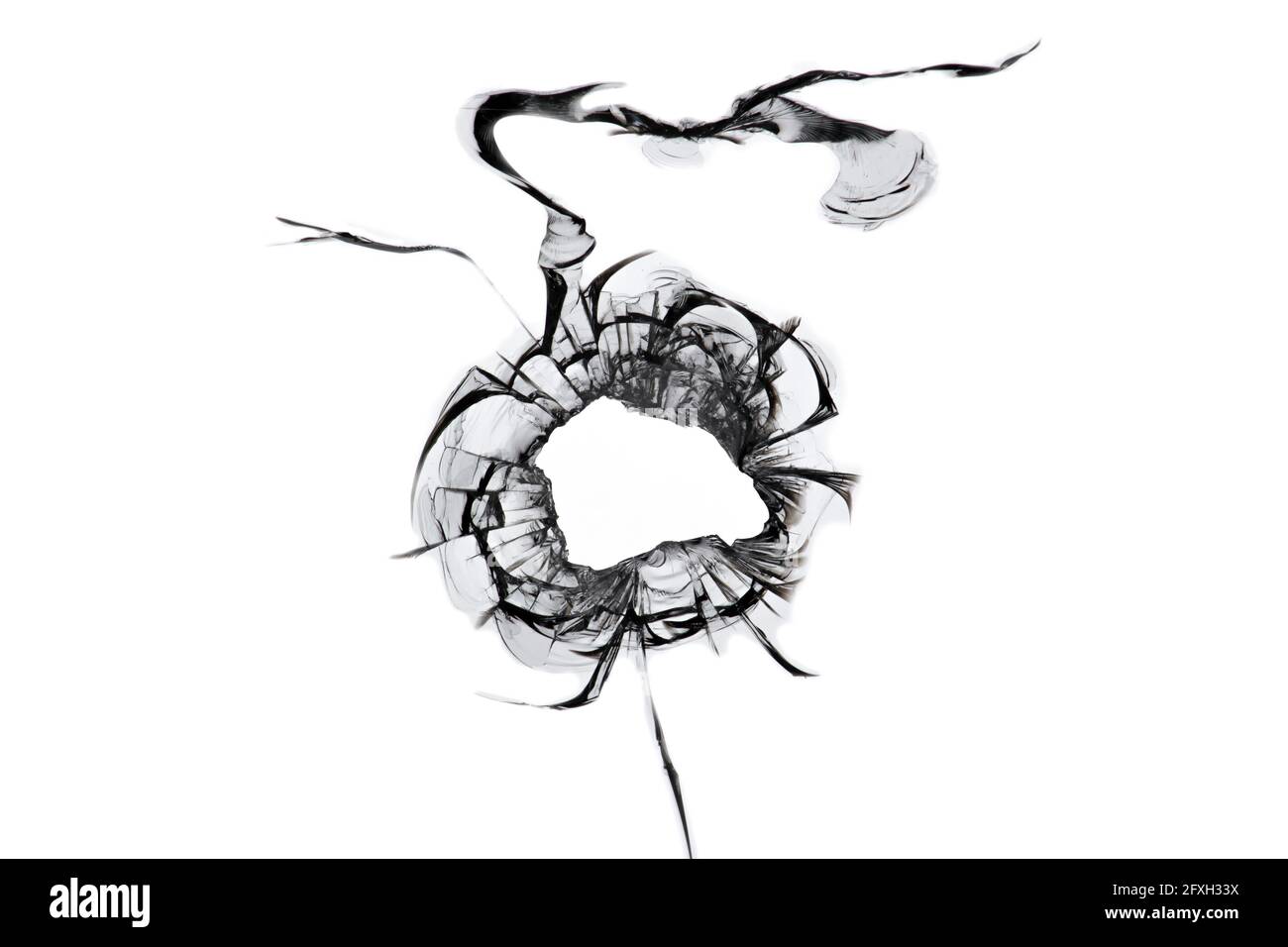 Trou dans la fenêtre, fissures de texture de verre cassé isolées sur fond blanc. Banque D'Images