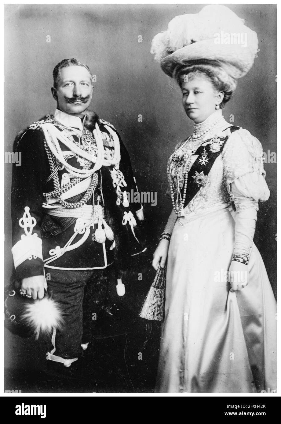 Guillaume II (1859-1941) (Guillaume II) en uniforme militaire, le dernier empereur allemand (Kaiser) et roi de Prusse (1888-1918), avec sa femme Augusta Kaiserin Victoria du Schleswig-Holstein (1858-1921), photographie de portrait vers 1900 Banque D'Images