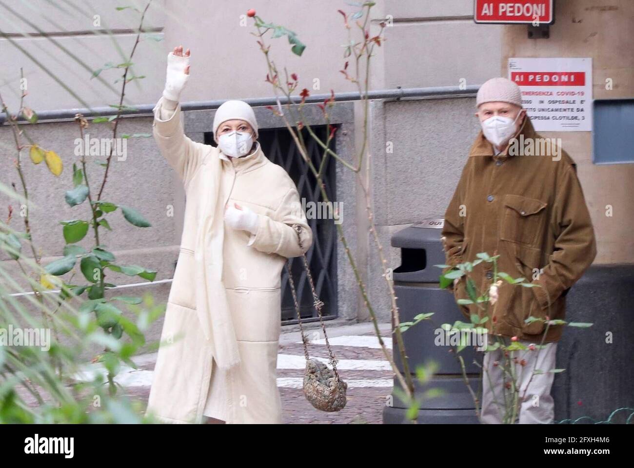 Milan, Covid 19 coronavirus d'urgence, les personnes célèbres se font vacciner à l'hôpital fatebenefratelli, jour de vaccination pour les plus de 80 ans - personnes âgées, dans la photo l'arrivée pour le vaccin de Carla Fraci avec son mari (MILAN - 2021-02-18, Francesco Rossi) ps la photo peut être utilisée conformément au contexte dans lequel elle a été prise, Et sans l'intention diffamatoire du décorum du peuple représenté (photo répertoire - 2021-05-27, Francesco Rossi) p.s. la foto e' utilizzabile nel rispetto del contesto in cui e' stata scattata, e senza intento diffamatorio del decoro delle persone Banque D'Images