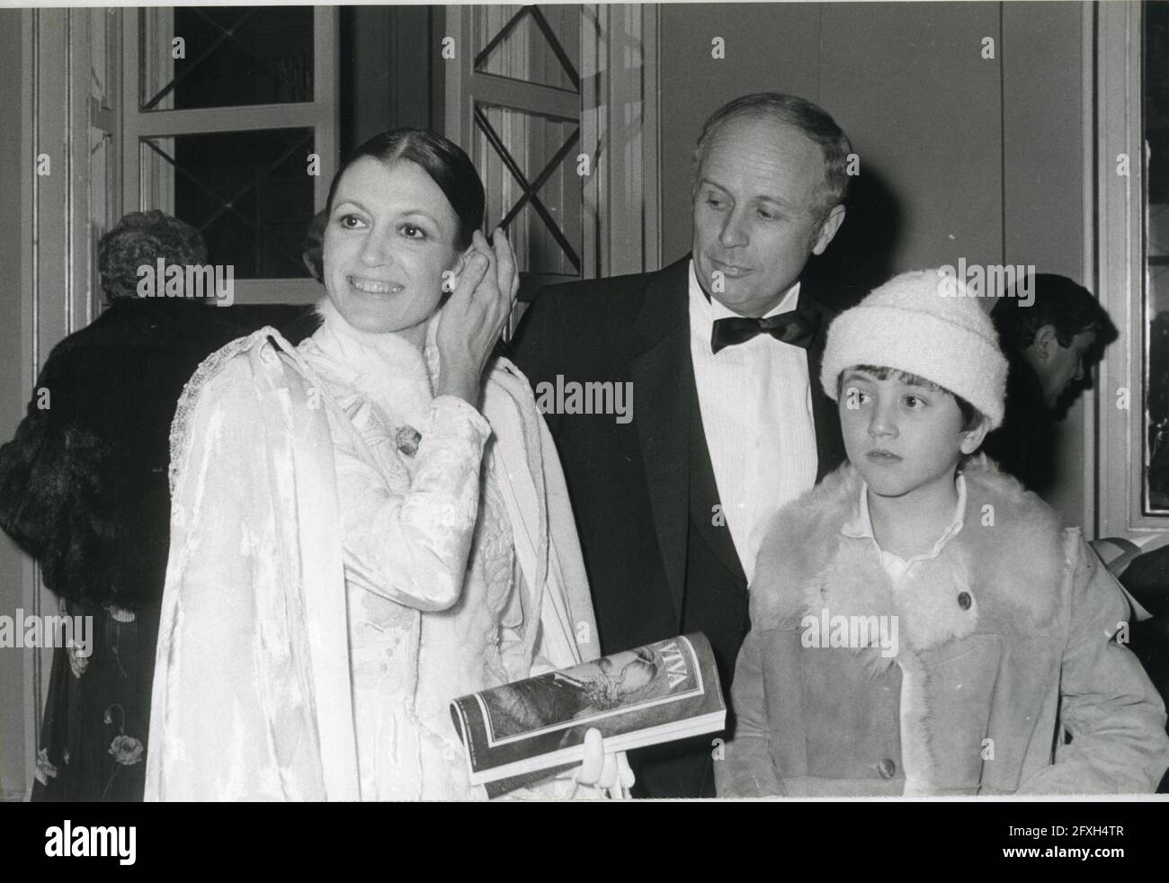 Photo répertoire, Italie. 27 mai 2021. ** FRAIS SPÉCIAUX ** ** frais SPÉCIAUX ** CARLA FRACI AVEC SON MARI BEPPE MENEGATTI ET SON FILS FRANCESCO AU THÉÂTRE LA SCALA (MILAN - 1979-12-07, GIACOMINO PHOTO) ps la photo peut être utilisée en fonction du contexte dans lequel a été prise, Et sans l'intention diffamatoire du décorum des personnes représentées (photo répertoire - 2021-05-27, GIACOMINO FOTO) p.s. la foto e' utilizzabile nel rispetto del contento in cui e' stata scattata, e senza intento diffamatorio del decoro delle persone rappresentate crédit: Independent photo Agency/Alay Live News Banque D'Images