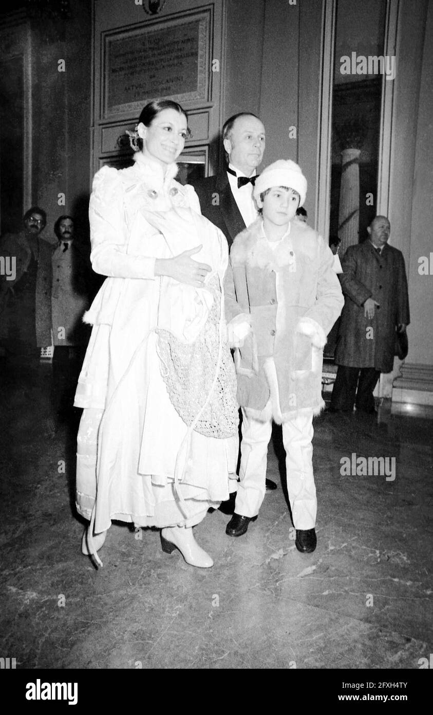 ** FRAIS SPÉCIAUX ** ** ** FRAIS SPÉCIAUX ** AVANT LE TEATRO ALLA SCALA, OUVERTURE DE L'OPÉRA, CARLA FRACI AVEC SON MARI BEPPE MENEGATTI ET SON FILS ANNÉE 1979 (MILAN - 1979-12-07, DE BELLIS/FOTOGRAMMA/DE BELLIS) ps la photo peut être utilisée conformément au contexte dans lequel elle a été prise, Et sans l'intention diffamatoire du décorum des personnes représentées (photo répertoire - 2021-05-27, de Bellis/Fotogramma/de Bellis) p.s. la foto e' utilizzabile nel rispetto del contento in cui e' stata scattata, e senza intento diffamatorio del decorno delle presentate Banque D'Images