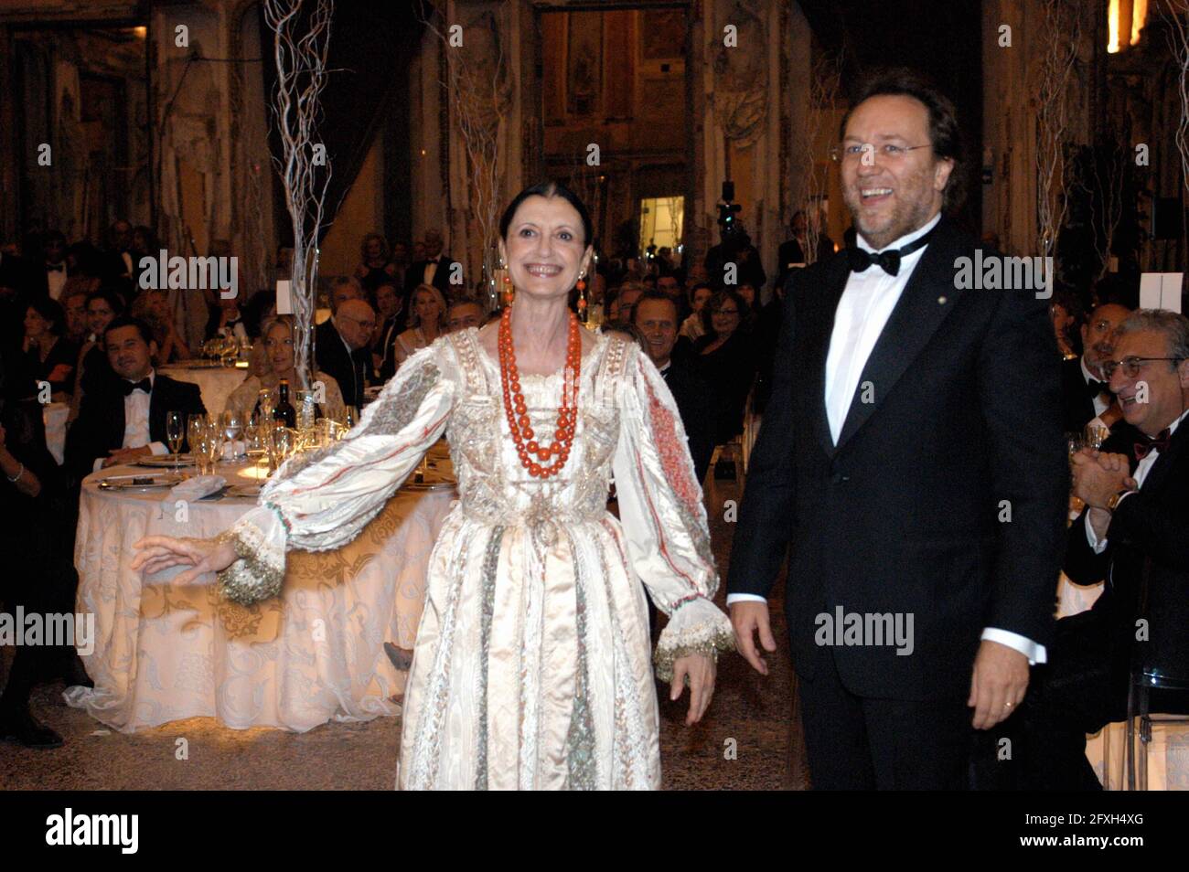 Photo répertoire, Italie. 27 mai 2021. GRAN BALLO VERDI ORCHESTRA AU PALAZZO REALE AVEC CARLA FRACI ET RICCARDO CHAILLY (MILAN - 2003-09-24, Francesco Corradini) représenté (photo répertoire - 2021-05-27, Francesco Corradini) p.s. la foto e' utilizzabile nel rispetto del contento in cui e' stata scatata, presentata del presentato del presentato del discento del crédit presentato: Agence photo indépendante/Alamy Live News Banque D'Images